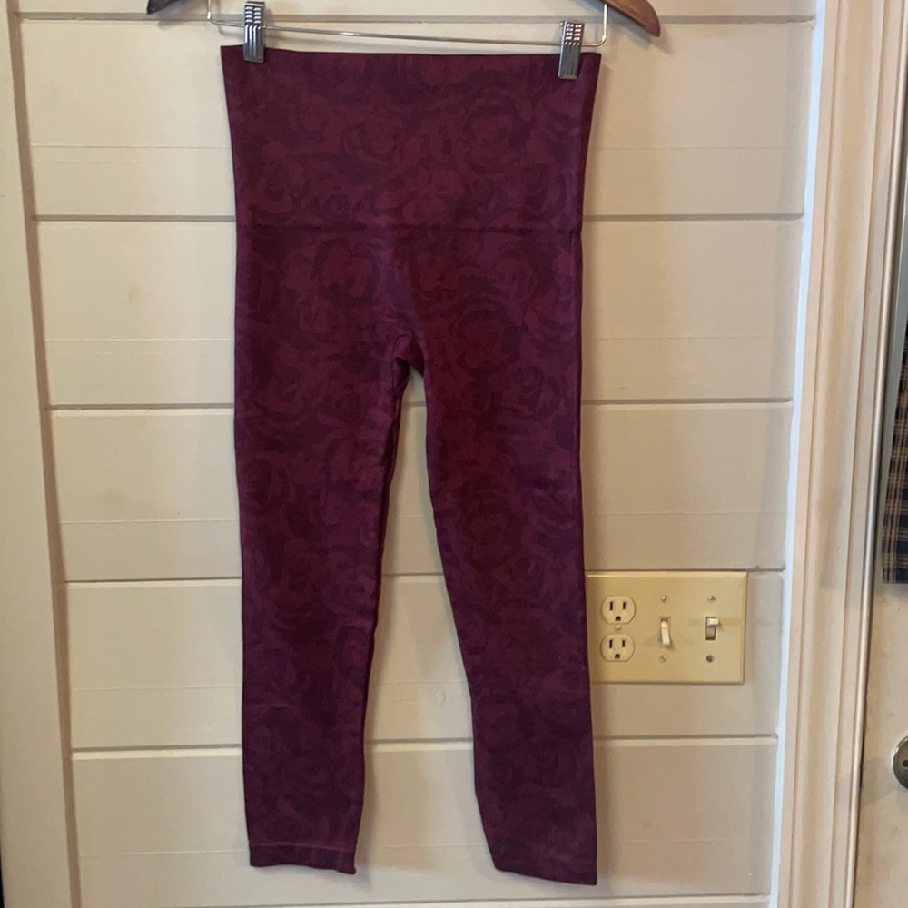 Spanx Seamless Look at Me Now Cropped Rose Leggings Size L.